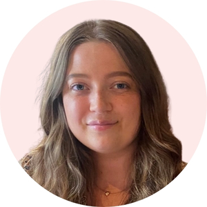 Porträtt av Emilie Nilsson med rosa bakgrund